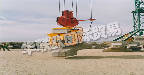 ACIMEX于1971年在法國(guó)創(chuàng)立，在鋼鐵和機(jī)械工業(yè)服務(wù)領(lǐng)域首次獲得法國(guó)在夾持和提升金屬板和鋼板領(lǐng)域的聲譽(yù)。該公司隨后擴(kuò)展了其在混凝土和管道領(lǐng)域的專業(yè)知識(shí)和技能。