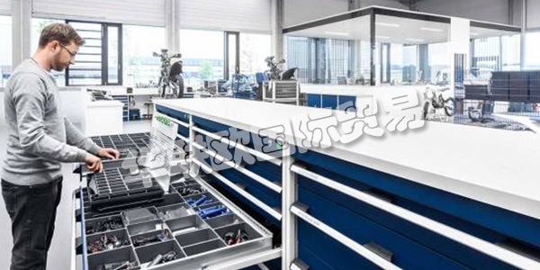 BOTT集團公司在三個歐洲地區(qū)開發(fā)和生產(chǎn)車輛設(shè)備，操作設(shè)備和工作站系統(tǒng)。憑借其產(chǎn)品，bott為全球工業(yè)和貿(mào)易客戶提供服務(wù)。他們在生產(chǎn)，服務(wù)和裝配方面的高效工作是這里的重點。