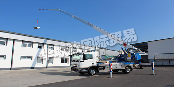 KLAAS早在1933年，由西奧多·克拉斯(Theodor Klaas)在威斯特伐利亞(Westphalia)的阿舍貝格(Ascheberg)成立。作為一名建筑承包商，他在第二次世界大戰(zhàn)后利用他的所有創(chuàng)造力開發(fā)出第一臺傾斜式升降機，這使得建筑工地的工作變得更加容易。