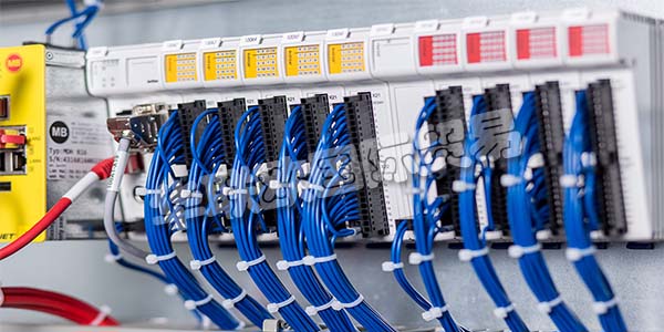 德國(guó)FUTRONIC主要產(chǎn)品：FUTRONIC控制器、伺服驅(qū)動(dòng)器等。FUTRONIC是玻璃制造行業(yè)機(jī)器和設(shè)備制造商的復(fù)雜自動(dòng)化解決方案的全球領(lǐng)先供應(yīng)商之一。此外，他們憑借為工業(yè)自動(dòng)化和其他行業(yè)領(lǐng)域的供應(yīng)商和制造商提供的創(chuàng)新產(chǎn)品和服務(wù)，為自己贏得了名聲。