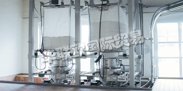 德國(guó)AZO主要產(chǎn)品：AZO螺桿泵、旋轉(zhuǎn)式篩分機(jī)等。AZO集團(tuán)在自動(dòng)化原材料處理方面，是世界上經(jīng)驗(yàn)最豐富的公司之一。他們擁有1000多名員工，他們對(duì)自己的工作充滿熱情，并利用他們豐富的知識(shí)和豐富的工廠工程和建筑經(jīng)驗(yàn)積累了70多年的經(jīng)驗(yàn)，為您開發(fā)高效，可持續(xù)的解決方案。