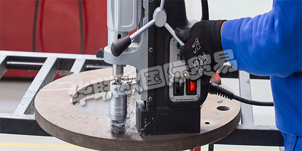 德國BDS主要產(chǎn)品：BDS鉆孔機(jī)、切割機(jī)等。BDS總部位于德國門興格拉德巴赫，他們的簡單高效策略經(jīng)過優(yōu)化，可持續(xù)生產(chǎn)最優(yōu)質(zhì)的磁芯鉆孔機(jī)，巖芯鉆機(jī)和邊緣加工機(jī)。超過100個(gè)國家依靠BDS提供專業(yè)，強(qiáng)大，優(yōu)質(zhì)的機(jī)器，甚至可以處理最棘手的金屬加工作業(yè)。