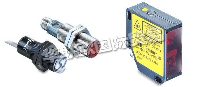 堡盟漫反射式傳感器強度差別檢測型的發(fā)射器和接收器位于同一個外殼內。光源射出的紅外線、紅光或激光直接被目標物反射回到傳感器上。如果目標物反射的光線足夠充足，接收光將觸發(fā)傳感器的開關動作。照射到目標物上的光線基本上都發(fā)生漫反射，并沿各個方向反射。接收器只接收到這些光線的很小一部分。如果目標物反射的光線足夠充足，接收光將觸發(fā)傳感器的開關動作。由于傳感器是根據(jù)來自材料的反射光而工作，所以表面特性、顏色和光澤度對于檢測距離的影響極大。