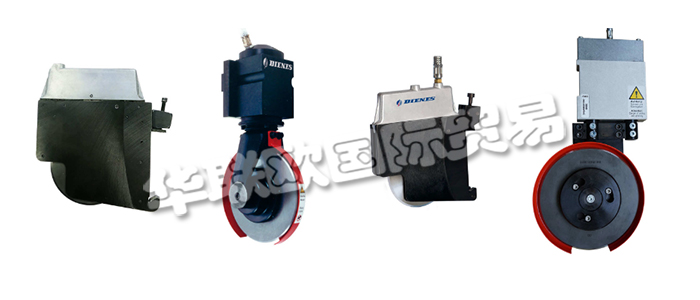 DIENES的客戶可以使用DIENES刀架獲得最好的結(jié)果。即以卓越的品質(zhì)和領(lǐng)先的自動(dòng)分切技術(shù)制造商的密集創(chuàng)新開發(fā)工作。剪切，劃痕/擠壓剪切，剃須刀切割刀架或熱切割刀架，Premium，Elite或Ultimate系列，均以超精確的刀引導(dǎo)和較長(zhǎng)的使用壽命給人留下深刻的印象，并在日常使用中始終保持牢固的抓地力。此外，他們幾乎所有的刀架都可以集成到DIENES分切系統(tǒng)中，例如趨勢(shì)設(shè)定的SIMU-FLASH自動(dòng)同步定位系統(tǒng)，或者在具有手動(dòng)控制功能的高精度定位輔助器中。