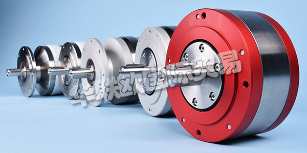 荷蘭GLOBE公司主要供應(yīng)：荷蘭GLOBE電機(jī),GLOBE氣動(dòng)馬達(dá)，葉片電機(jī)，步進(jìn)電機(jī)，活塞式氣動(dòng)馬達(dá)，制動(dòng)器等產(chǎn)品。